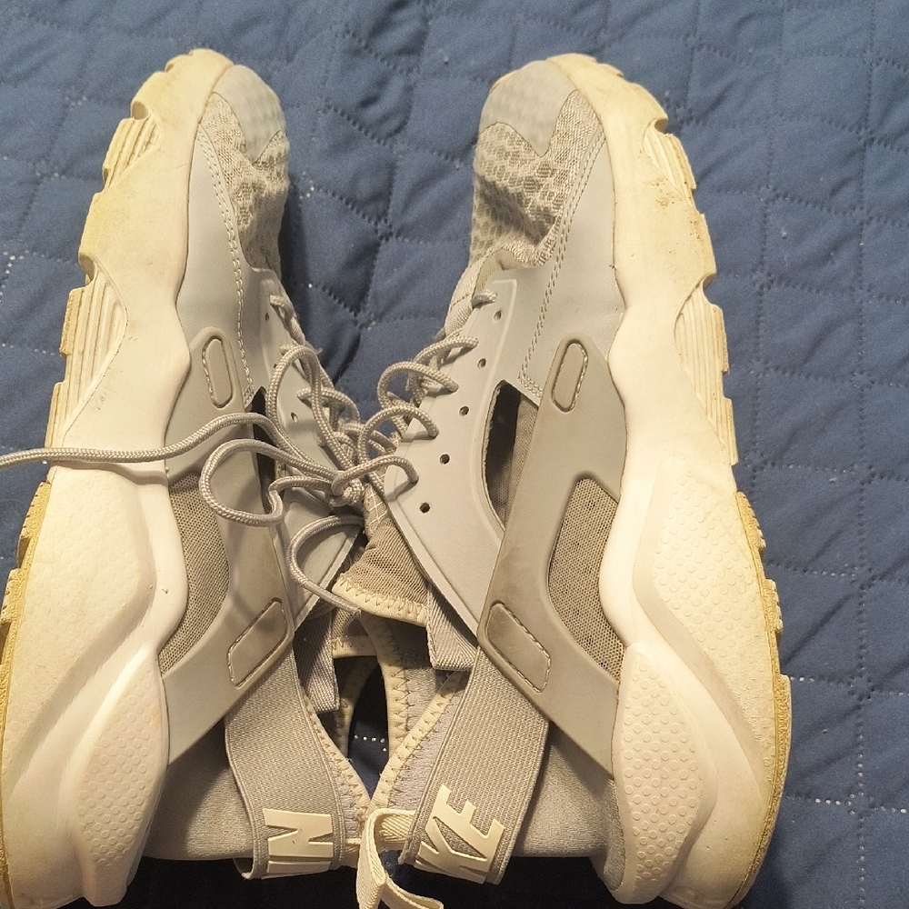 Nike Light Gray and Cream Sneakers - Picture 5 of 8